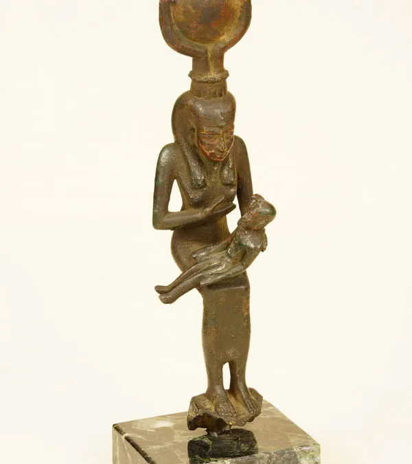 Isis allaitant Horus