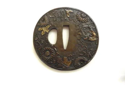 Tsuba à décor de chrysanthèmes