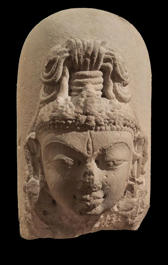 Linga à visage divin Linga à visage divin