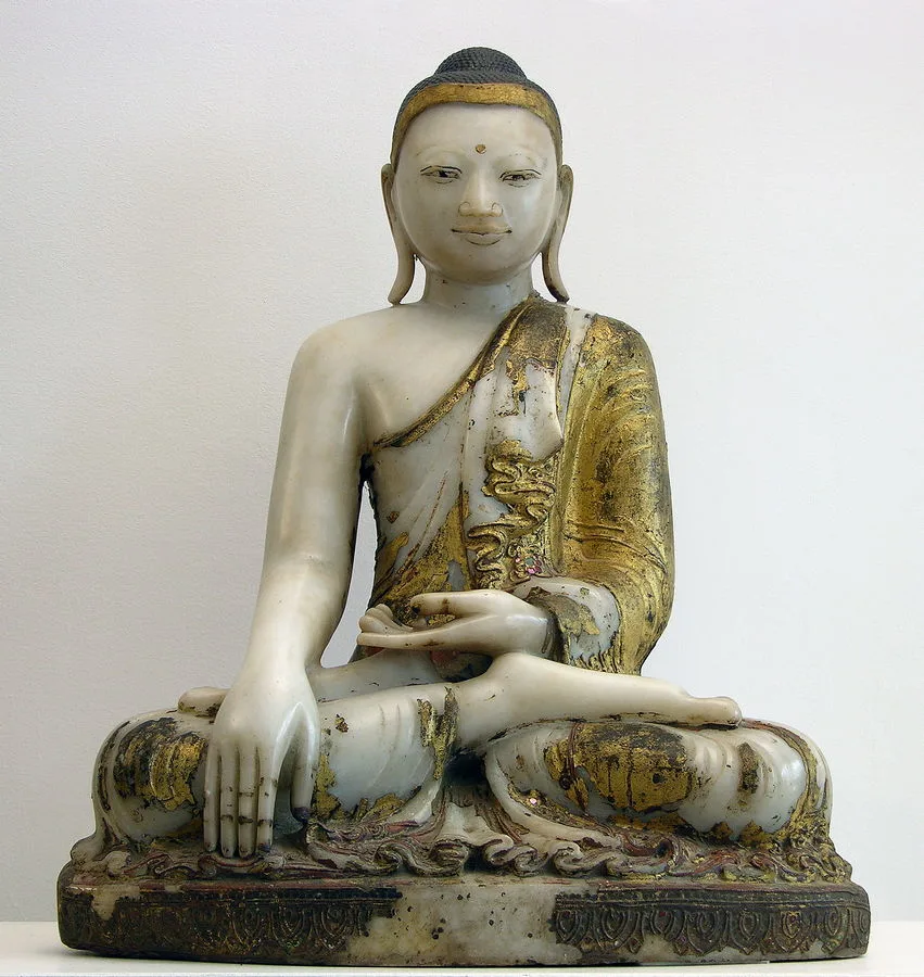 Buddha assis prenant la terre à témoin Buddha assis prenant la terre à témoin