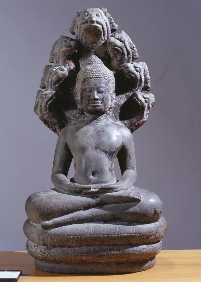 Buddha paré protégé par le naga Buddha paré protégé par le naga