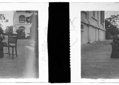 Enfant à la chaise devant une maison, s.d.